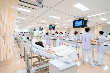 順天堂大学 講義・演習と有機的な連携となる臨地実習指導に重点を置き、地域の保健医療福祉に貢献する看護実践力を身に付けます