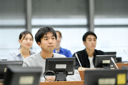 順天堂大学 学びの拠点となるセンチュリータワーでは、個別モニターや卓上マイクが設置され、学生と教員との双方向授業が展開されています