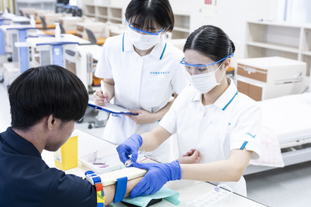 湘南鎌倉医療大学 少人数で行われる授業が多いですが、色々な人たちとグループを組むので自然と交流の幅が広がります
