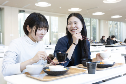 湘南鎌倉医療大学 ラウンジには管理栄養士による栄養バランスの取れたメニューが豊富。営業時間外は学習スペースとして利用できます