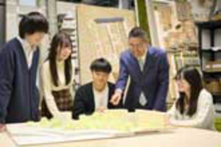 京都美術工芸大学 デザイン力を伸ばし、スケッチやCAD・CGなどの多様な表現スキルを習得。さらに、自らのアイデアを伝える提案力も磨きます。