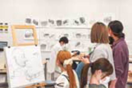 京都美術工芸大学 1年次にデザイン・工芸の基礎はもちろん、共通する幅広い芸術の基礎知識についても丁寧な指導があるため初心者も安心です。