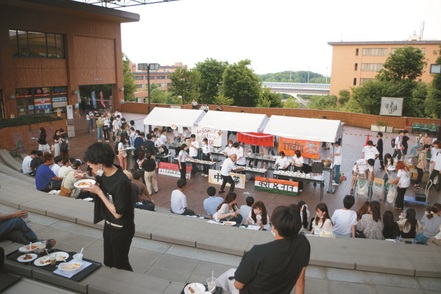 大東文化大学 アジア料理をふるまいながらアジア文化を学ぶ場や、学んだアジア地域言語を発表するコンテストがあります。