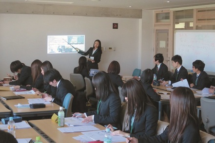 大東文化大学 実在の事例を挙げて講義を行います。また、社会人の必須スキルである1.情報収集力、2.分析力、3.プレゼン力の向上を目指します。