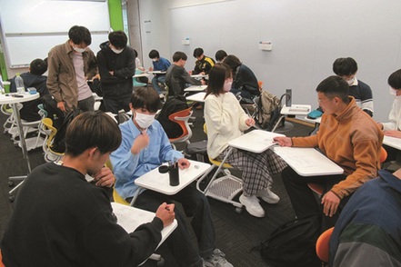 大東文化大学 国際貿易・投資、国際金融、開発経済、地域経済の分野から課題を設定し、ディスカッションやプレゼンテーションを行います。