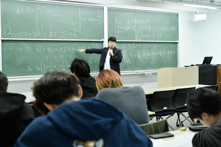 武蔵野大学 特定の領域に特化せず、世の中のあらゆる現象を数理工学で分析・解明し、持続可能な社会の構築を目指します。