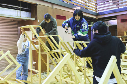 武蔵野大学 構造デザインについて学ぶために、実際に模型等を利用して考察する建築デザイン学科の学生たち。