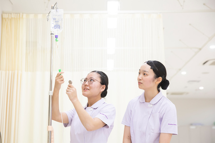 武蔵野大学 医療現場と同様の最新機器が充実しており、現場をイメージしながら実践力を磨きます。