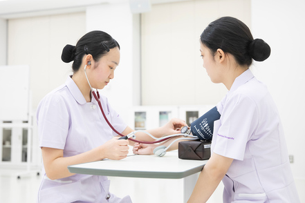 武蔵野大学 充実の支援体制により、看護師国家試験、保健師国家試験ともに毎年高い合格率を誇っています。