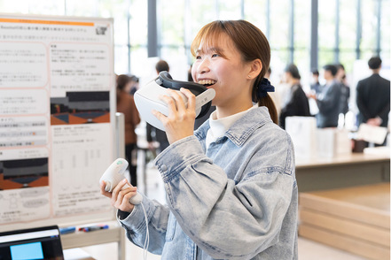 武蔵野大学 IoTやサイバーセキュリティ、VRなど、データと情報空間を取り巻く広範な知識を身に付けます。