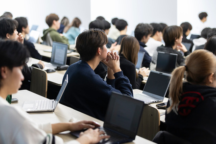 武蔵野大学 社会のあらゆる分野で求められるデータ分析に欠かせない、統計的手法を学ぶ授業やゼミが充実しています。