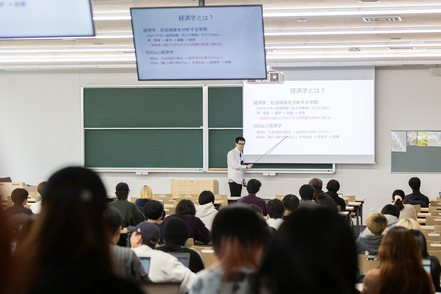 武蔵野大学 1年次から段階的に基礎から応用へと学修を積み重ね、社会問題を深く理解します。