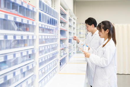 武蔵野大学 学内の模擬病院薬局と模擬保険薬局で、さまざまな医療現場に対応できる技能を身に付けます。