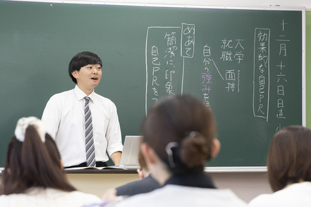 武蔵野大学 1年次から卒業まで継続的に学校現場に関わる機会を設けていることが教員採用試験の高い合格率につながっています。