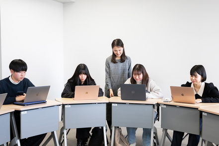 武蔵野大学 少人数ゼミナールは、教員と学生、学生と学生のコミュニケーションを重視しています。