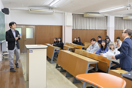 武蔵野大学 プロの小説家、詩人、歌人、俳人、童話作家、評論家、書道家、能楽師、映像作家、編集者から「ホンモノ」を学ぶことができます。