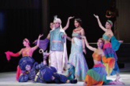 文化学園大学 卒業イベントは各コースの特色を生かした、企画から演出、衣装など学生が手がける総合舞台（国際ファッション文化学科）