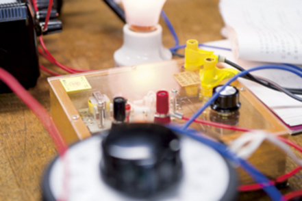 工学院大学 電気電子工学科の実験では、少人数による共同作業で実験を行い、学修した内容の理解を深めます