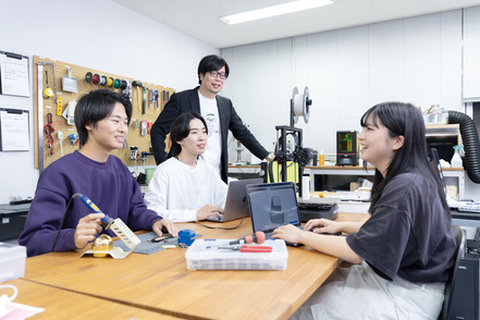 東京電機大学 3Dプリンタを使ってガジェットをプロトタイピングしている様子