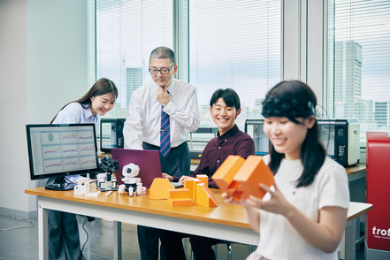 東京電機大学 脳活動計測などさまざまな視点でデザインプロジェクトを進める