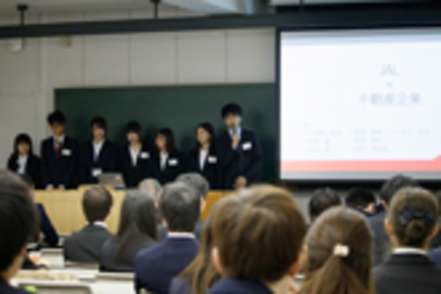 中央大学 企業の方を招き、リアルな会社課題に挑む実践力を鍛える人気科目。社会で活きる経験が得られます