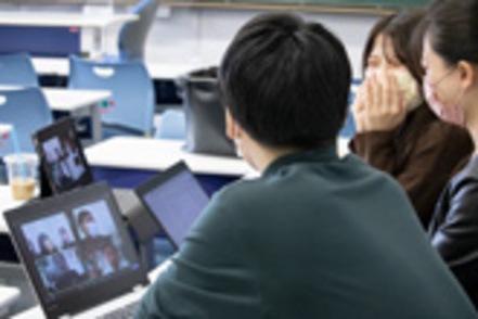 中央大学 ゼミナールの1コマ。対面とオンラインで行うグループワークで、自分の意見を活かし学びを深める体験