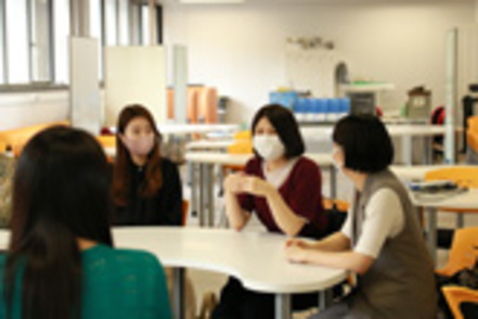 中央大学 卒業生が集い、海外インターンの思い出を語る対談。挑戦と成長の経験が未来への一歩を後押しします