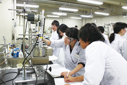 中央大学 実験を通して、背景となる理論の理解を深め、実験操作や測定法を修得します【応用化学科】