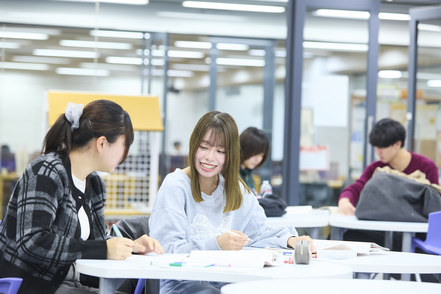 中央大学 1、2年次に農・食・環境・情報分野の基礎を幅広く学び、自分の興味・関心を深めたうえで3年次の専門のコースを選択