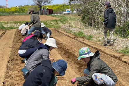 中央大学 日本各地の農業関連施設に約6週間滞在する実習科目。生産、加工、流通、販売などの現場で得た気付きを、専門分野の学びへ活かす