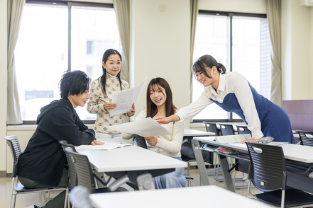 青山学院大学 「演習C」4年生の演習では、税法ディベート大会出場のための練習や、各自が卒業論文作成に向けた準備をしていきます［法学科］