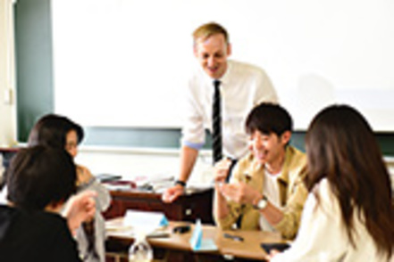 青山学院大学 ネイティブ講師による英語教育。国際社会で求められる表現力と世界への発信力を備えた人材の育成をめざす