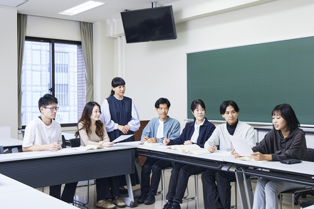 青山学院大学 「専門演習」教育とは何か？教育哲学関連文献を講読し、各々の考えや問いを共有しつつ言葉を尽くして議論します［教育学科］