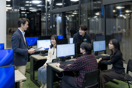 青山学院大学 「演習IB」 分断が進む世界経済をテーマに、国際取引の変容と影響をデータで読み解き日本の針路を問う演習です［経済学科］