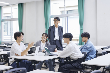 青山学院大学 「専門演習II」 3年時のゼミでは社会問題や社会現象について経済学や統計学を用いグループ研究をします［現代経済デザイン学科］