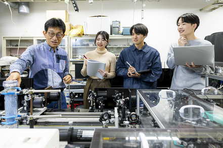 青山学院大学 「分光化学研究室」分子のスナップ写真を撮る：分子が形を変えていく様子を超短パルスレーザーで観察します［化学・生命科学科］