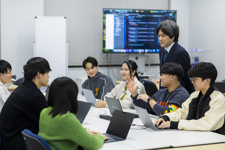 青山学院大学 「ゼミナール」 コンピュータと人との関わりを情報・人間の両側面から理解し支援する研究に向けた活動です［社会情報学科］