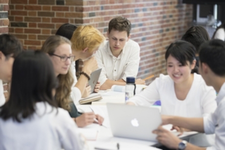 立教大学 企業に対してグループで企画提案する科目は全１年次生が履修します。相互フィードバックを通してリーダーシップを開発します。