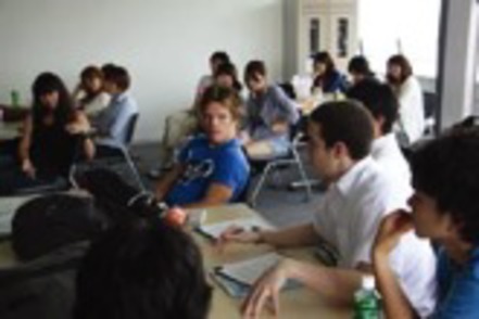 立教大学 国際経営学科の海外プログラム「Overseas EAP」は原則全員参加。3週間の留学で企業の課題に現状分析から提案までを英語で行う。