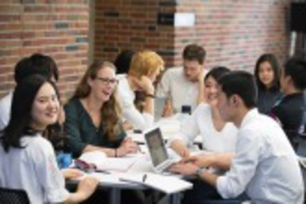 立教大学 入学後に３学科を横断する「国際社会コース」とデジタル化に対応したSDS（ソーシャルデータサイエンス）コースの選択も可能。