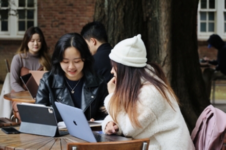 立教大学 2年次秋に必修科目「人文学とキャリア形成」を履修。多様なフィールドで活躍するゲスト講師の話を聞き専門分野への意欲を向上。