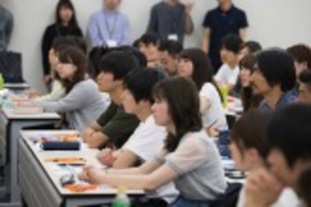 立教大学 新入生向け「法政ゲートウェイ講義」では公務、司法職、ビジネスとメディア、金融の4つの進路をテーマ別に展開。