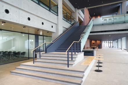 立教大学 2025年、教育・研究活動施設として9号館が完成。モダンで開放的な建物が特長で、学外にも開かれた場となっていく予定です。