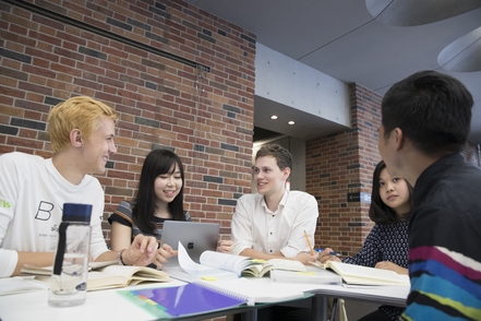 立教大学 1学年約30名の少人数教育を基本とし、興味・関心をもって自ら選択した専門分野をより深く学ぶことができます。