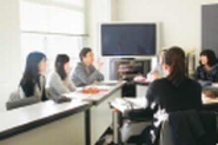 立教大学 全学年を通じて10～20名程度の少人数のゼミでの学びを重視。教室や研究室のみならず、時には合宿を交えて切磋琢磨していきます。