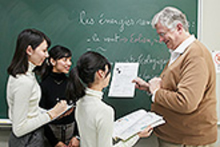 法政大学 語学、演習（ゼミ）など、少人数の授業が充実。2年次からは、4つの科目群に連動した多彩な演習（ゼミ）を履修できます