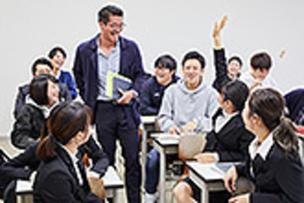 法政大学 4年間一貫したゼミ教育を行い、現代社会の経済諸問題を解決するための能力を養成します