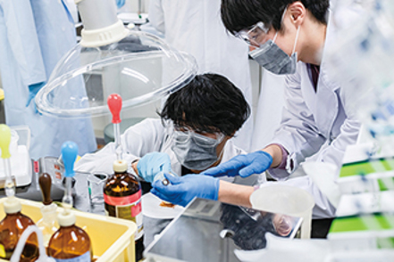 早稲田大学 最新機器を導入した実験室において時代の最先端を行く学問領域を追究します