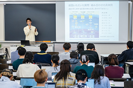 早稲田大学 先進のネットワーク環境を利用してインタラクティブな授業が展開されます