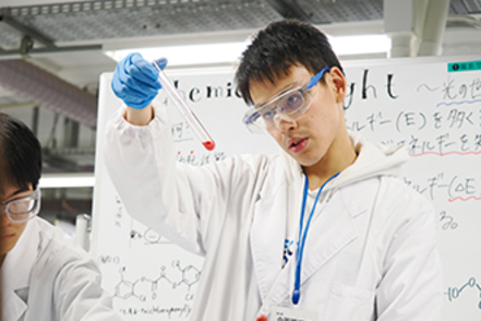 早稲田大学 全1年生を対象とした物理系、化学系の基礎実験が行われる理工学基礎実験室